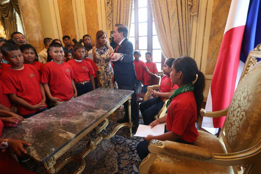 Yazmín, Nito y 104 niños en una tarde ‘histórica’ en la Presidencia