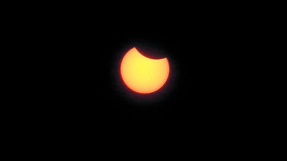 Eclipse solar oscurece el cielo y atrapa las miradas