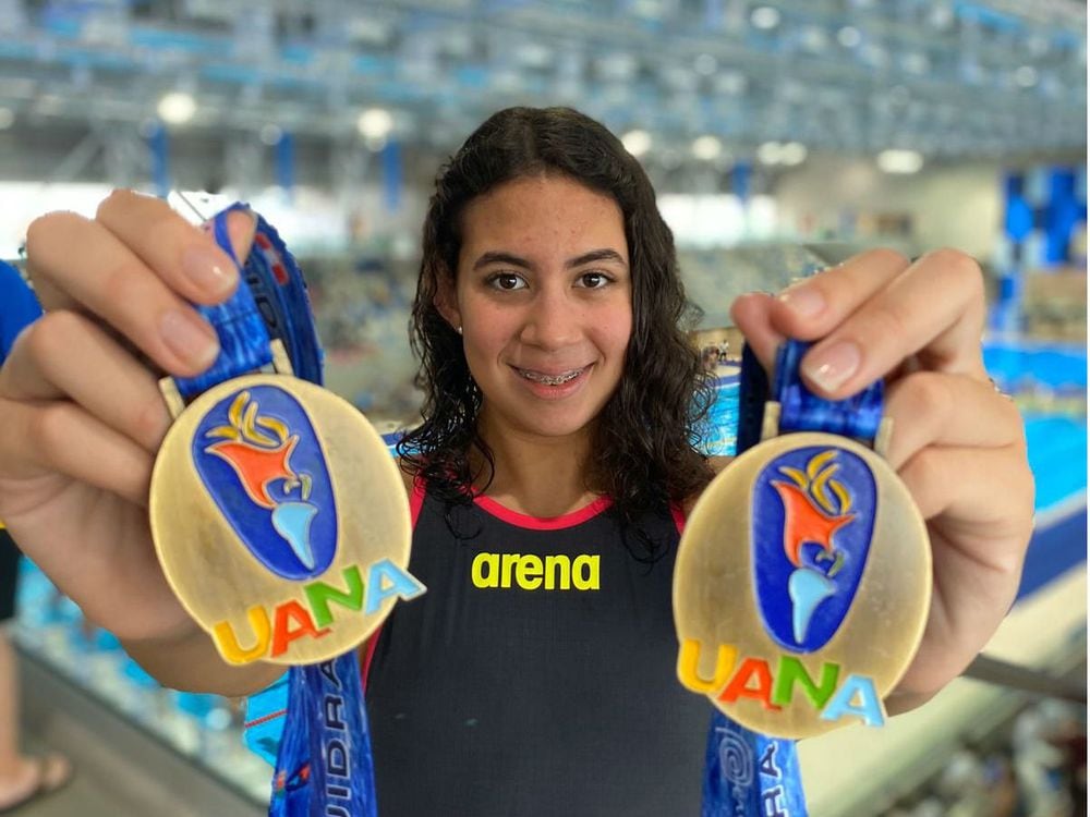 La nadadora panameña Emily Santos se baña de oro | La Prensa Panamá