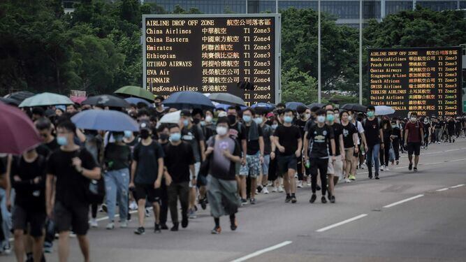 Manifestación en el aeropuerto de Hong Kong provoca cancelación de todos los vuelos