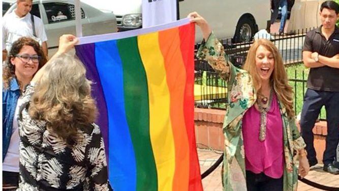 Conferencia Episcopal cuestiona izada de bandera LGBTI; activistas afirman que Iglesia discrimina