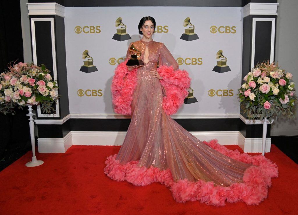 Los 8 momentos más ‘pink’ de la alfombra roja de los Grammy 2022