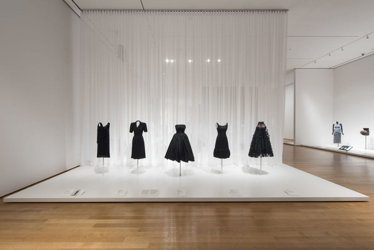 La exhibición de moda que explora el presente, el pasado y el futuro en el Moma