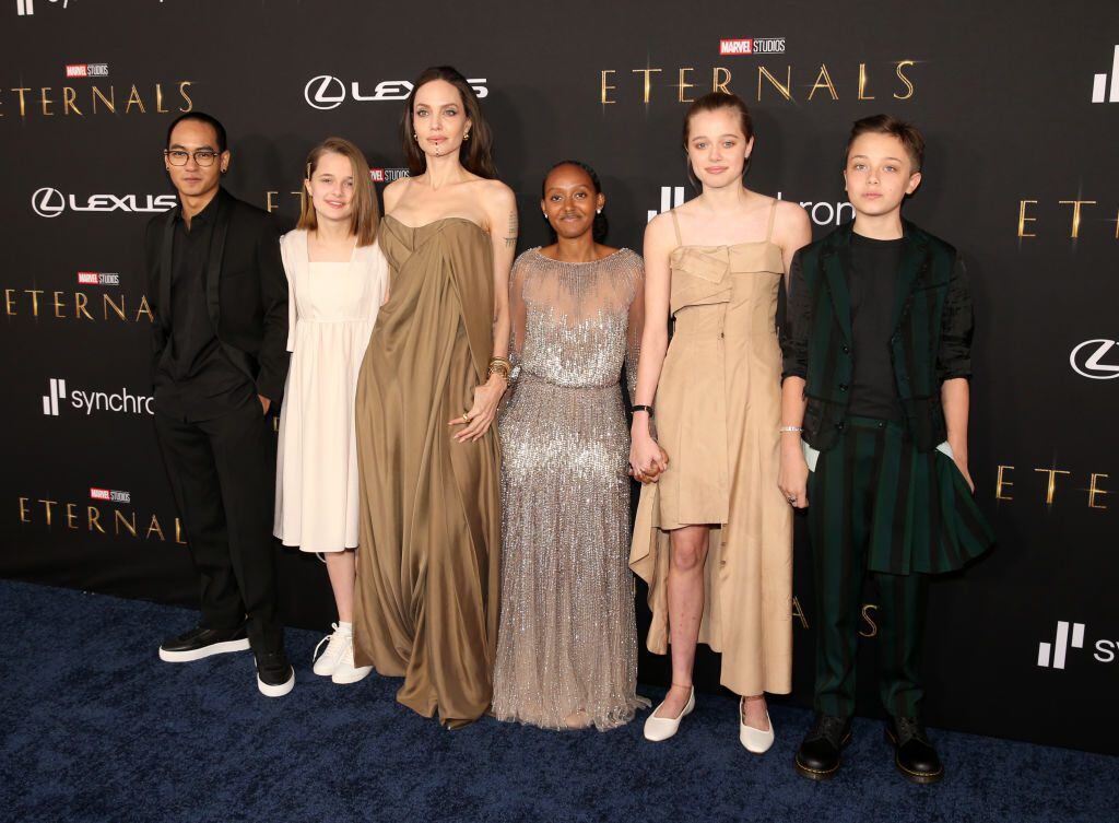 Los 5 ‘looks’ estelares de Angelina Jolie en la gira de Eternals