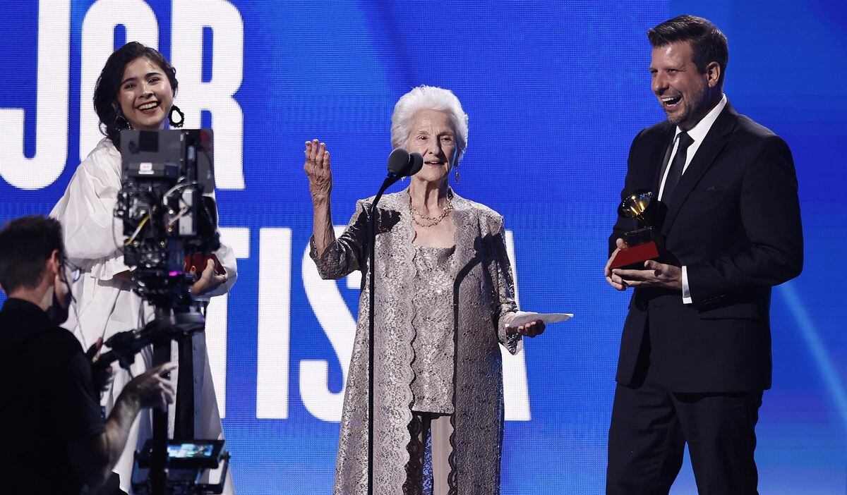 Ángela Álvarez, de 95 años, gana el premio Mejor Nueva Artista en los Latin Grammy 
